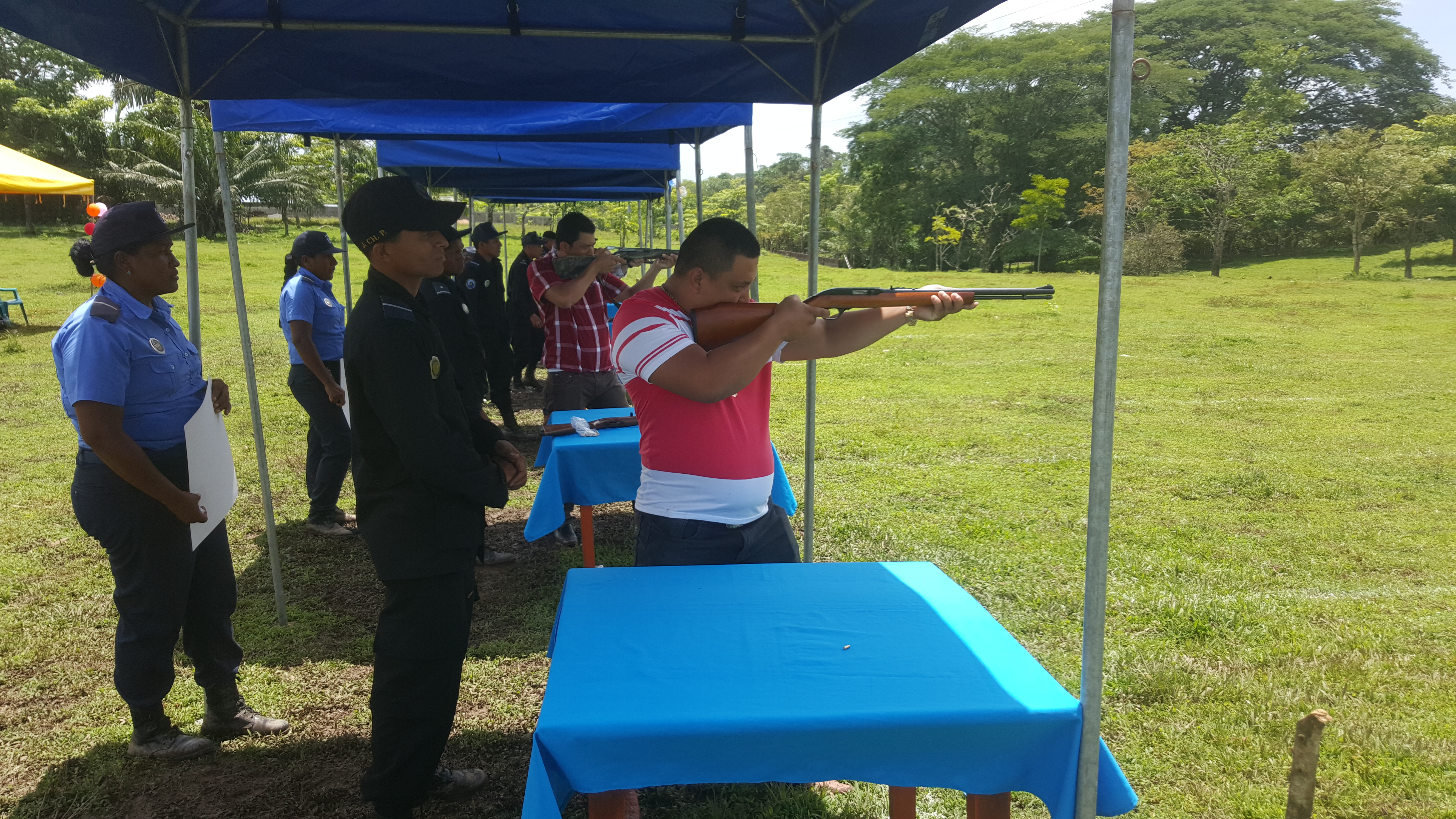 Productores y otros sectores de la comunidad participaron en el segundo campeonato de tiro al blanco organizado por la Policía en saludo a su 38 aniversario.