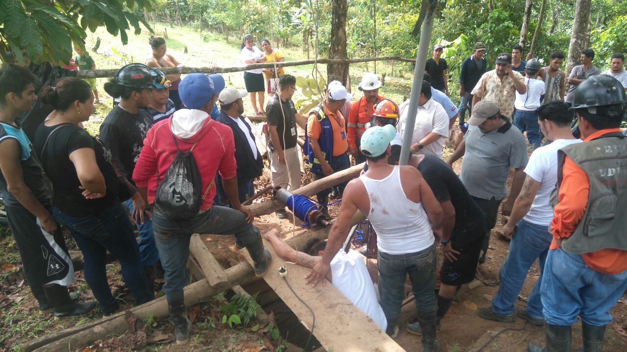 Una brigada de HEMCO, mineros artesanales, cooperativas de mineros artesanales y otras autoridades trabajaron en el rescate de los cuerpos.