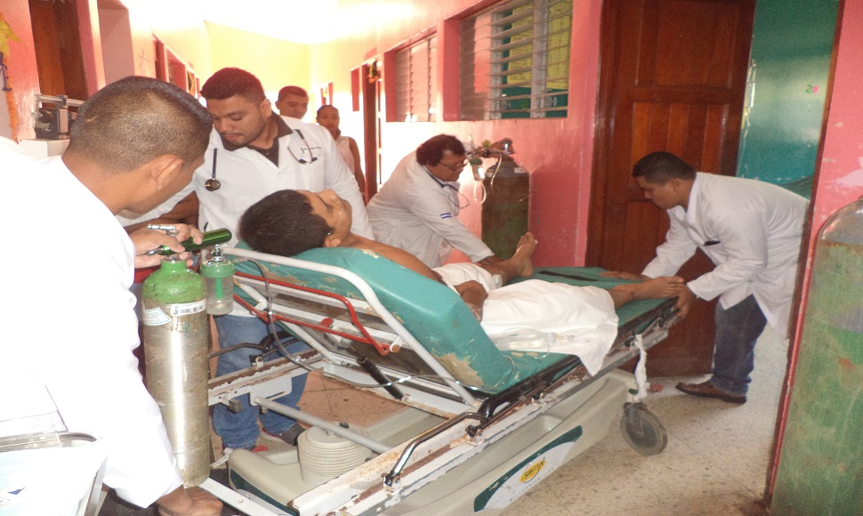 Los heridos mientras eran atendidos por personal del hospital Carlos Centeno de Siuna.