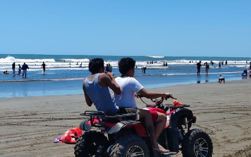 Familias se recrean en las refrescantes aguas de Pochomil