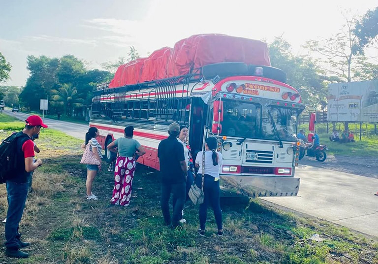 Policía de Tránsito detiene bus con exceso de pasajeros en Mulukukú