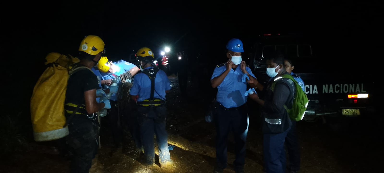 Investigan hallazgo de cuerpo al fondo de un pozo de mina en Bonanza