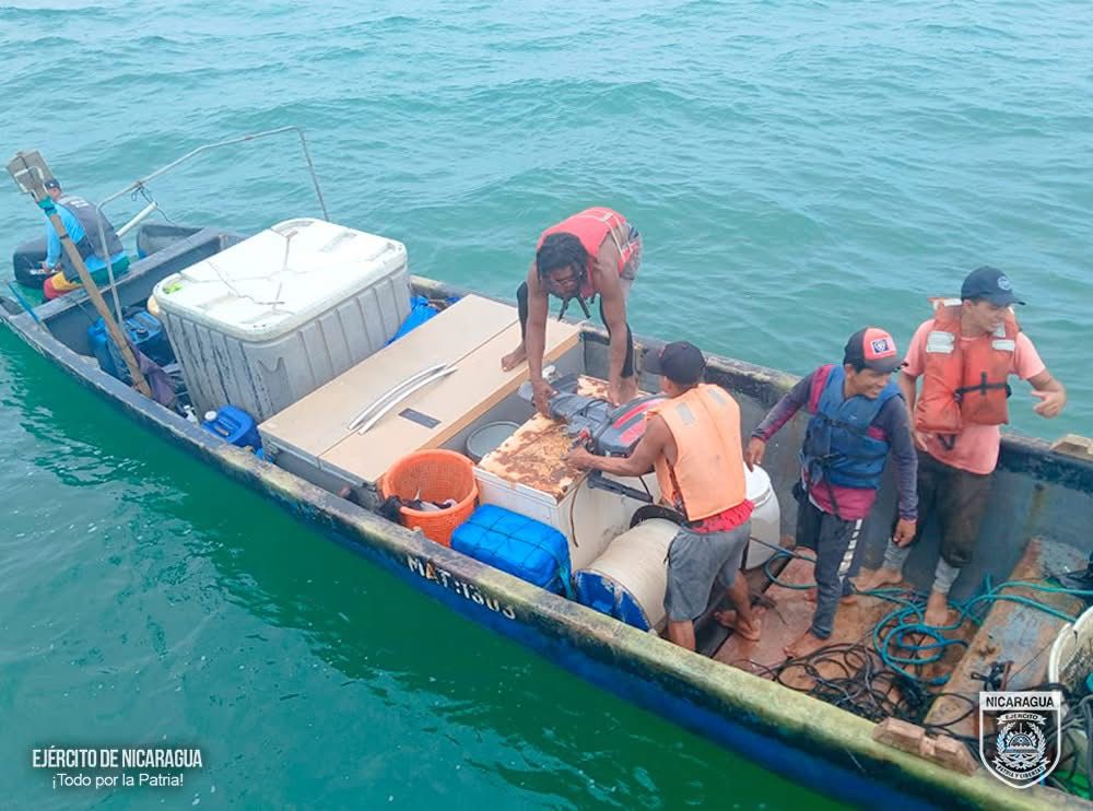 Fuerza Naval rescata a cinco tripulantes a la deriva frente a las costas de El Bluff
