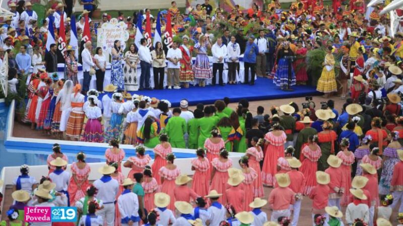 Gran Baile del Huipil reúne a más de 2 mil jóvenes en la Plaza de la Soberanía