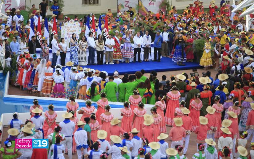 Gran Baile del Huipil reúne a más de 2 mil jóvenes en la Plaza de la Soberanía