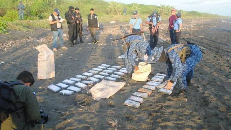 Fuerza Naval ejecuta operativo antidroga y decomisa 102 paquetes en Salinas Grandes, León