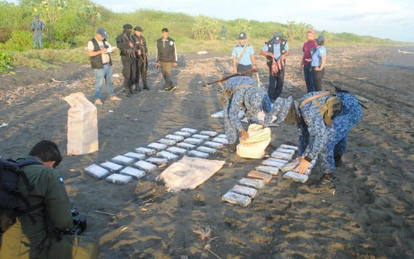Fuerza Naval ejecuta operativo antidroga y decomisa 102 paquetes en Salinas Grandes, León