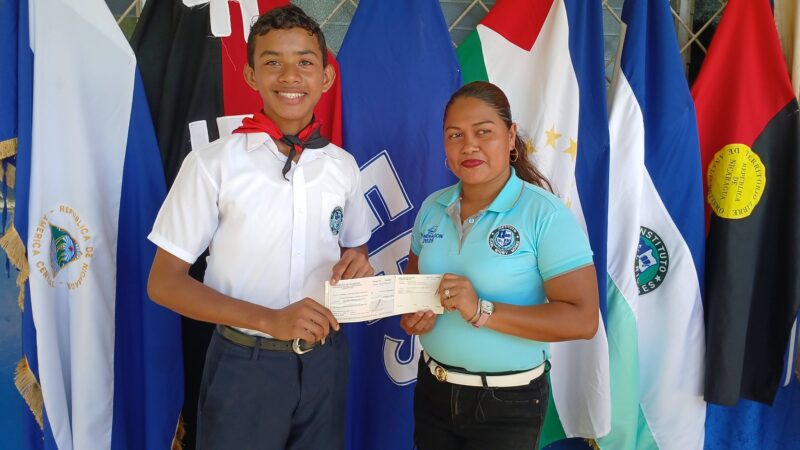 Bachilleres del Caribe Sur reciben Bonos Presidenciales como incentivo a su esfuerzo