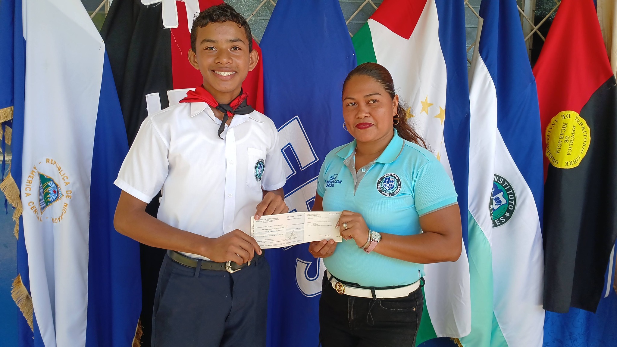 Bachilleres del Caribe Sur reciben Bonos Presidenciales como incentivo a su esfuerzo