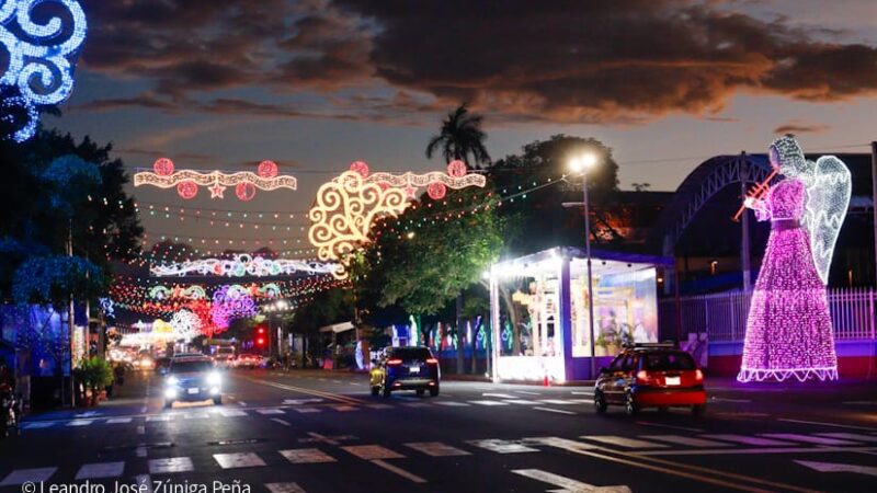 Ambiente navideño en la Plaza de la Revolución cautiva a los managuas