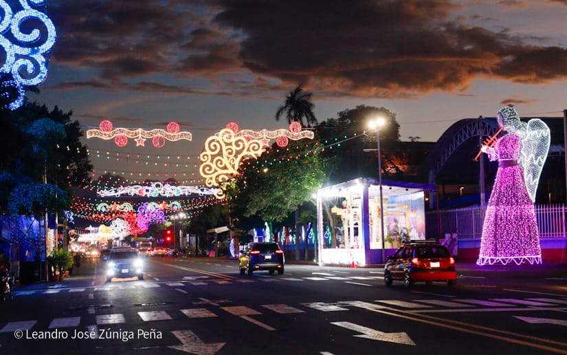Ambiente navideño en la Plaza de la Revolución cautiva a los managuas