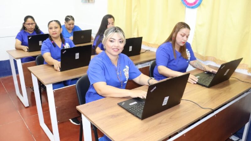 Inauguran aula informática en Establecimiento Penitenciario de Mujeres