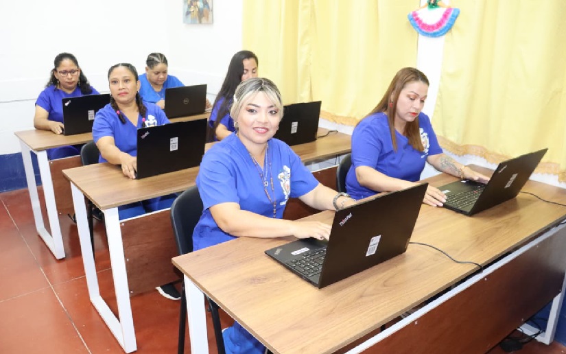 Inauguran aula informática en Establecimiento Penitenciario de Mujeres