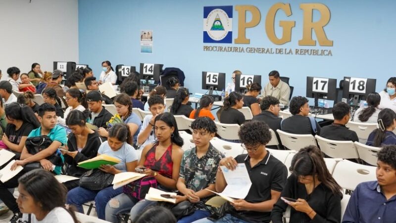 Estudiantes destacan beneficios de las becas “Pueblo Presidente”