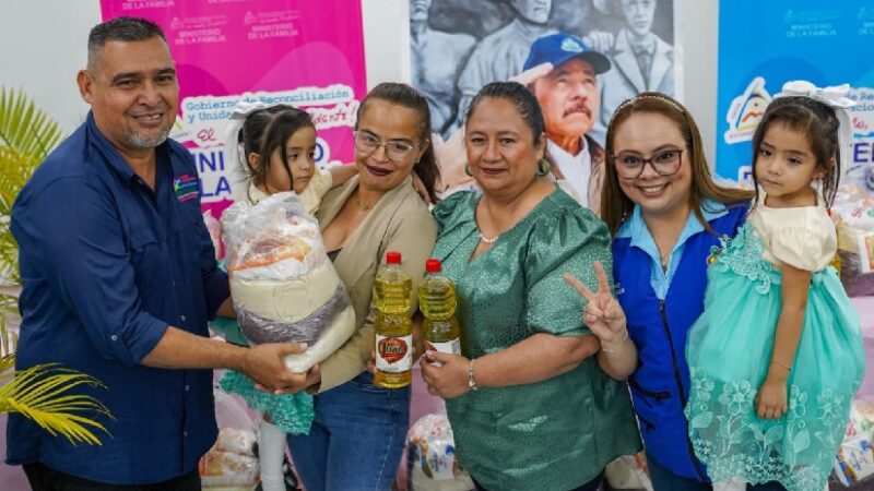 Padres y madres con partos múltiples reciben paquetes alimenticios