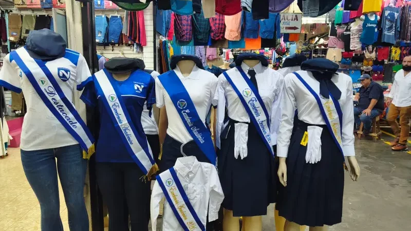 Comerciantes del Mercado Huembes dinamizan ventas con ofertas de uniformes para desfiles patrios