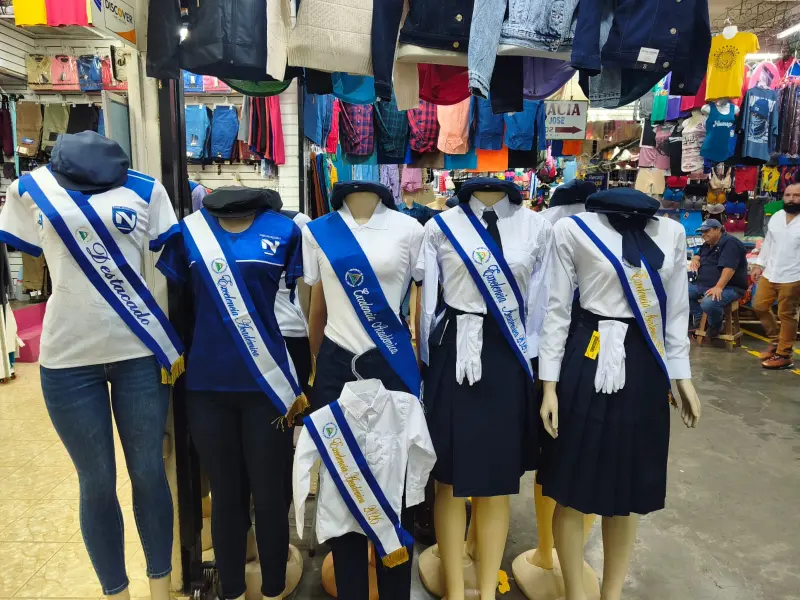 Comerciantes del Mercado Huembes dinamizan ventas con ofertas de uniformes para desfiles patrios